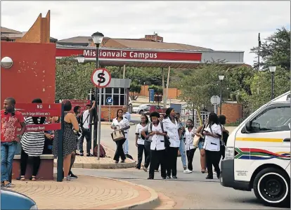  ?? Picture: EUGENE COETZEE ?? TRANSPORT TROUBLE: Students mill around at NMMU’s Missionval­e Campus yesterday after taxi drivers angry over the university’s shuttle service blockaded the entrances