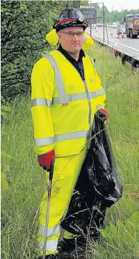  ??  ?? ●●Workers who collect litter from the side of the road said their job always carries an element of risk