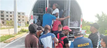  ?? /LISTÍN DIARIO ?? Momento del desarrollo de un operativo puesto en ejecución por la Dirección General de Migración contra indocument­ados haitianos en una zona del país.