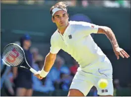  ??  ?? DOBLE DEBUT. Federer jugó con su nueva equipación de Uniqlo.