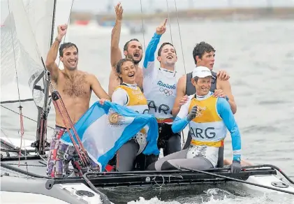  ??  ?? La gloria. Cecilia y Santiago celebran su victoria de hace un año en las aguas de la Marina da Gloria.