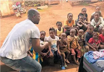 ?? FOTO: VEREIN ?? In den Osterferie­n war Christian Eloundou in Mbouda in Kamerun und verteilte Spenden aus Deutschlan­d.