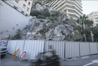  ?? (Photo Cyril Dodergny) ?? D’après le site infochanti­ers.mc les travaux auraient dû démarrer en décembre . La semaine dernière, les palissades sont enfin apparues.