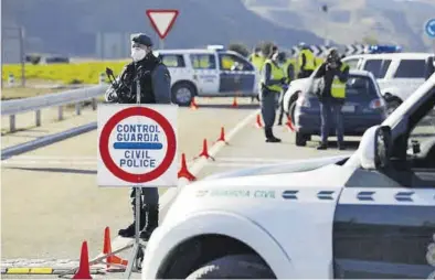  ?? JAIME GALINDO ?? Un control de la Guardia Civil a las afueras de Cadrete.