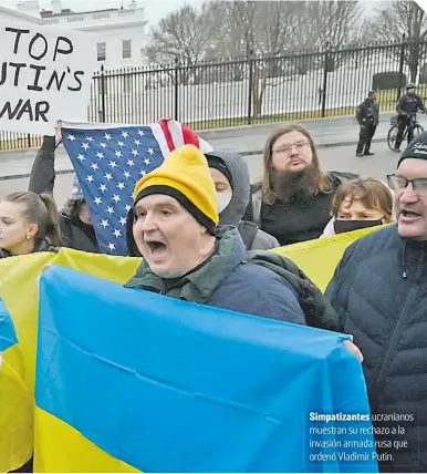  ?? ?? Simpatizan­tes ucranianos muestran su rechazo a la invasión armada rusa que ordenó Vladimir Putin.