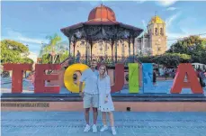  ?? FOTO: MARVIN MATIP/DPA ?? Marvin Matip mit seiner Frau Elsie in Mexiko.