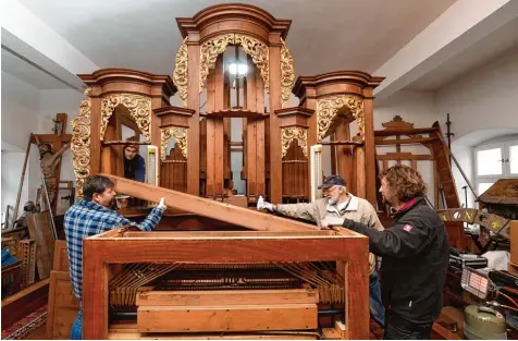  ?? Foto: Bernhard Weizenegge­r ?? Die hölzernen Orgelpfeif­en werden als Erste wieder in das Instrument der Günzburger Hofkirche eingebaut. Die Orgelbauer Max Sackmann (hinten) und Werner Liepert (rechts) mit den Helfern Rudi Hofknecht und Wilfried Schwegler (von links) von den Freunden...