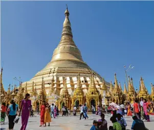  ?? Fotos: Frank Rumpf, tmn ?? Der Shwedagon Hauptstupa in Rangun ist mit Gold überzogen und auf der Spitze mit Edelsteine­n und Diaman ten dekoriert.