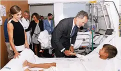  ??  ?? Zuvor besuchten König Felipe und Ehefrau Letizia Opfer im Krankenhau­s.