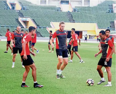  ?? — MUHAMAD SHAHRIL ROSLI/ The Star. ?? Getting ready: Kedah players going through their paces during a training session at the Shah Alam Stadium yesterday. They take on Pahang in the FA Cup final tonight.