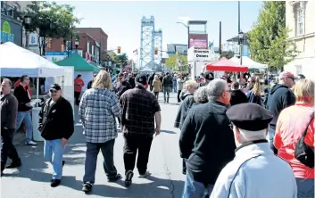  ?? LAURA BARTON/ TRIBUNE FILE PHOTO ?? People crowd East Main Street in downtown Welland for the first Feast Street Niagara.