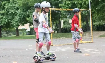  ??  ?? Pendant deux jours, lundi 25 et mardi 26, les 7/11 ans du centre de loisirs de la MJC ont pu s’essayer aux échasses urbaines et à l’hoverboard.