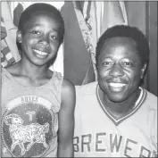  ?? RON RIESTERER — FILE PHOTO ?? Stanley Burell, AKA M.C.Hammer, poses for a photograph with Milwaukee slugger Hank Aaron, in 1975, in Oakland.