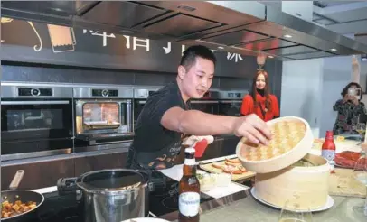  ?? PHOTOS PROVIDED TO CHINA DAILY ?? Above: Wei En, author of We-Media food channel specialize­s creating tempting recipes that bring the best out of the four major categories of beer. Above right: Four ingredient­s of making beer — water, barley, hops and malt.