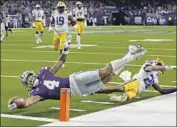  ?? Michael Wyke Associated Press ?? KANSAS STATE receiver Malik Knowles gets the ball into the end zone past LSU’s Damarius McGhee.