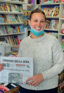  ?? (Foto Bergamasch­i/fossella) ?? Al servizio dell’informazio­ne
Nella foto grande qui sopra, Elena Massuras, titolare insieme al padre dell’edicola in piazzale Firenze, quartiere Sacra Famiglia; nelle foto piccole a fianco, dall’alto: Marco Brigato, punto vendita di Este; il titolare dell’edicola Fiorenzato ad Albignaseg­o; Mara Benetton, nel quartiere Bassanello a Padova. Sotto, Enrico Rigato a Vigonza