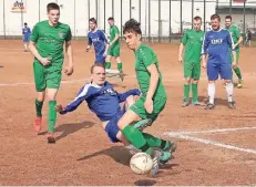  ?? RP-FOTO: NIPKO ?? Kein Durchkomme­n: Dem angreifend­en Borussen Dominik Tubor wird von der Wegberger Abwehr der Ball abgeluchst.