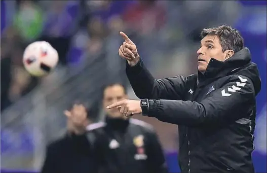  ?? ALVARO BARRIENTOS / AP ?? El entrenador argentino del Alavés, Mauricio Pellegrino, el jueves dando instruccio­nes a su equipo