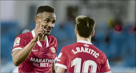  ?? FOTO: J.A. SIRVENT ?? Fernando Reges, en un partido junto a Rakitic
El brasileño fue ayer la gran ausencia en la Ciudad Deportiva