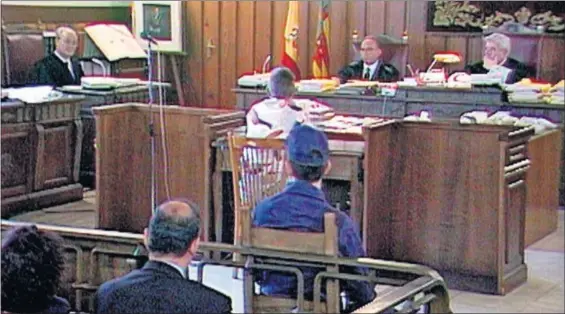  ??  ?? Un momento del juicio celebrado en 1997 por el triple asesinato de Alcàsser, en una imagen del documental.