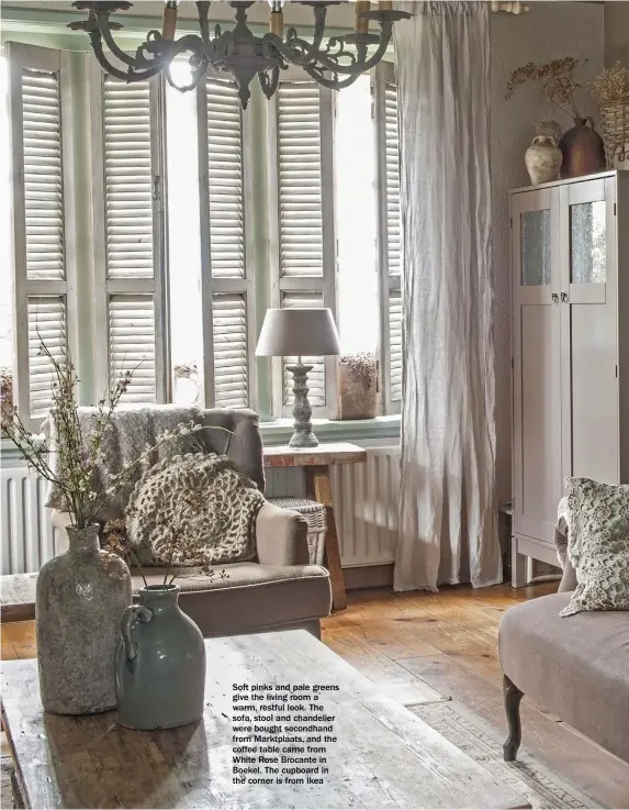  ??  ?? Soft pinks and pale greens give the living room a warm, restful look. The sofa, stool and chandelier were bought secondhand from Marktplaat­s, and the coffee table came from White Rose Brocante in Boekel. The cupboard in the corner is from Ikea