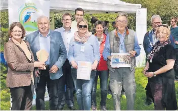  ?? RP-FOTO: KAISER ?? Helga Inden-Heinrich (links), Geschäftsf­ührerin des Deutschen Naturschut­zringes, überreicht­e die Urkunde und den „Vielfalt-Baum“an die Nabu-Mitglieder um den Ortsvorsit­zenden Rolf Brandt (Mitte). Mit von der Partie im Obstbonger­t an der Ecke...