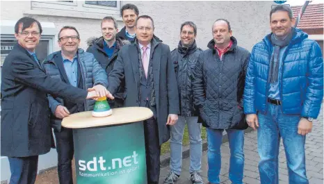  ?? FOTO: TURAD ?? Der Startschus­s für das schnelle Internet in Waldhausen ist gefallen. Unser Bild zeigt von links den Geschäftsf­ührer der Firma sdt.net, Bernd Sontheimer, Ortsvorste­her Patriz Gentner, Philipp Schaffert und Christoph Mühleisen von sdt.net, OB Thilo...