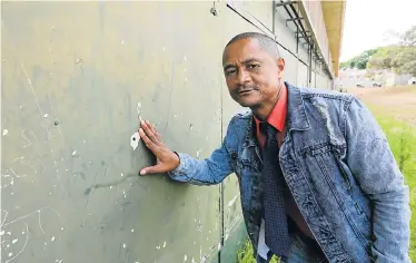  ?? Pictures: WERNER HILLS ?? VULNERABLE KIDS: Hillcrest Primary School teacher Basil Stevens points out the bullet holes in the classroom walls