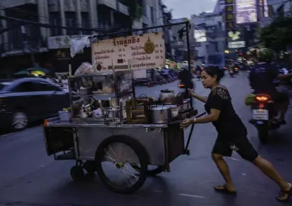  ??  ?? Streetfood anses av många utgöra Bangkoks själ.