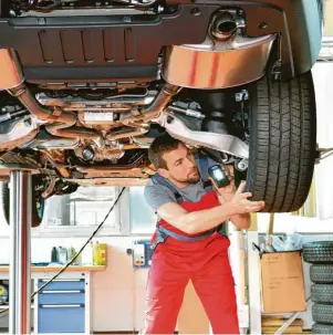  ?? Foto: industrieb­lick/Fotolia.com ?? Früher hieß der Beruf Automechan­iker, heute sind sie Kfz-Mechatroni­ker und Multitalen­te.