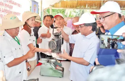  ??  ?? Shafie (second right) being briefed on the functions of a number of equipments used by the staff of the North Borneo Railway at the Sabah State Railways Department yesterday. - Bernama photo