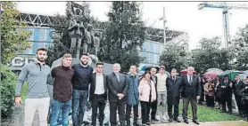  ?? FOTO: RCDE ?? Tributo ante la estatua de la afición el día que el Espanyol celebró su aniversari­o