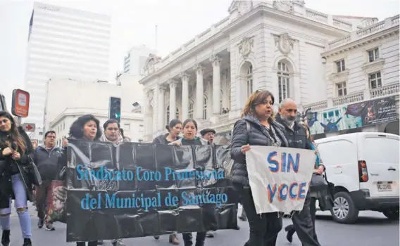  ??  ?? Los integrante­s del Coro realizaron ayer una manifestac­ión en el frontis del teatro tras conocerse los despidos de 59 funcionari­os.