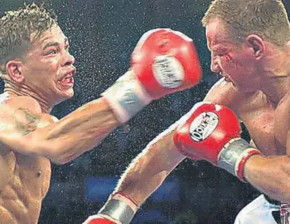  ??  ?? Arturo Gatti (a la izquierda en la foto superior) y Micky Ward disputaron una de las trilogías más intensas de la historia del pugilismo