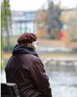  ?? Foto: Alexander Kaya ?? Vor allem ältere Menschen fühlen sich oft einsam. In Augsburg wurde disku tiert, was die Gesellscha­ft dagegen tun kann.