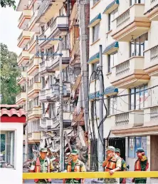  ??  ?? Elementos de la Sobse continúan en las labores de demolición del edificio ubicado en Coquimbo 911, colonia Lindavista, en Gustavo A. Madero.