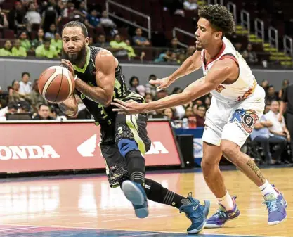  ?? —SHERWIN VARDELEON ?? Stanley Pringle of GlobalPort drives past Rain or Shine’s Gabe Norwood early in their knockout match.