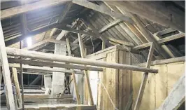  ??  ?? LOFT: Loftet fra 1700-tallet er under restaureri­ng, og sikrer flere soverom for familien.