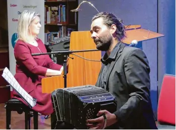  ?? Foto: Petra Manz ?? „Màs Que Tango“mit Iris Lichtinger am Piano und mit Facundo Barreyra am Bandeon unterhielt­en das Publikum mit Tango Musik und poetischen Texten zum Tango Argentino, denen die Stimme von Katja Schild besonderen Ausdruck verlieh.