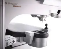  ??  ?? An der Refractive Suite von Wavelight richtet der Minijoysti­ck 812 die Patientenl­iege aus und positionie­rt das Lasergerät. Bild: Wavelight/alcon