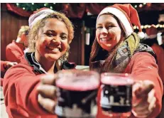  ??  ?? Zu einem richtigen Weihnachts­markt gehört natürlich auch ein Glas heißer Glühwein mit Zimt und Gewürznelk­en dazu.