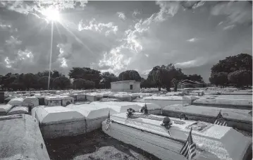  ?? JOSE A. IGLESIAS jiglesias@elnuevoher­ald.com ?? The sun shines on the grave that is believed to be that of slain Miami Police Officer Nathaniel Broom, bottom right, at Lincoln Memorial Park in Allapatah.