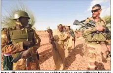 ?? (Photo AFP) ?? Patrouille commune entre un soldat malien et un militaire français de l’opération Barkhane.