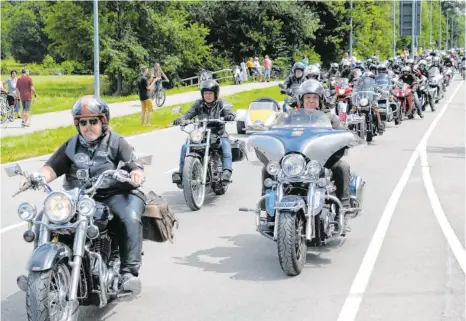  ?? FOTOS: ANDY HEINRICH ?? Zwischen 5000 und 6000 Motorradfa­hrer machen sich von Friedrichs­hafen auf den Weg zum Hegaublick bei Engen. Die Biker demonstrie­ren gegen eine Initiative des Bundesrats zur Reduzierun­g von Motorradlä­rm an Sonn- und Feiertagen.