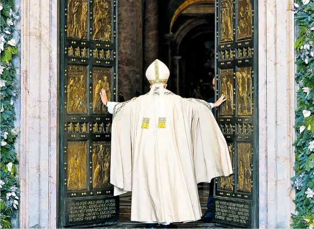  ??  ?? Papst Franziskus öffnet die Porta Santa und damit das Heilige Jahr. Nach dessen Ablauf Ende November wird die Pforte wieder zugemauert.