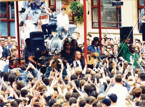  ??  ?? ■Bon Jovi vi busking at the Queen Street bandstand in June 1995