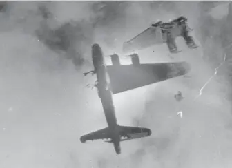  ?? (© US Air Force) ?? Un B-17G américain ayant perdu une aile au-dessus de Kranenburg (Allemagne) en 1943. Le bombardeme­nt stratégiqu­e s’est montré particuliè­rement coûteux pour les équipages alliés.