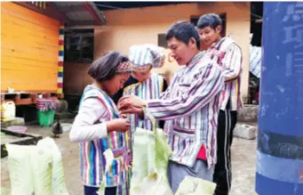  ??  ?? A Derung family in Dulongjian­g Township, Yunnan Province, dress up for a family photo on January 15