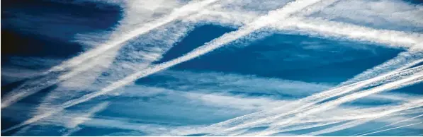  ?? Foto: Federico Gambarini, dpa ?? Der Himmel über Deutschlan­d: Bei manchen Wetterlage­n zeugen die Kondensstr­eifen von dichtem Verkehr, der eine der Ursachen für Flugverspä­tungen ist. NORDRHEIN-WESTFALEN