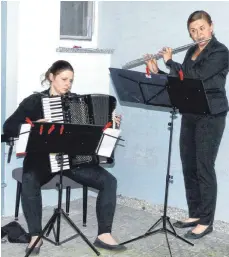  ?? FOTO: JOSEF ASSFALG ?? Ein Klangerleb­nis der besonderen Art boten Katja Sontheimer (l.) und Christine Wetzel beim Konzert im Hof.